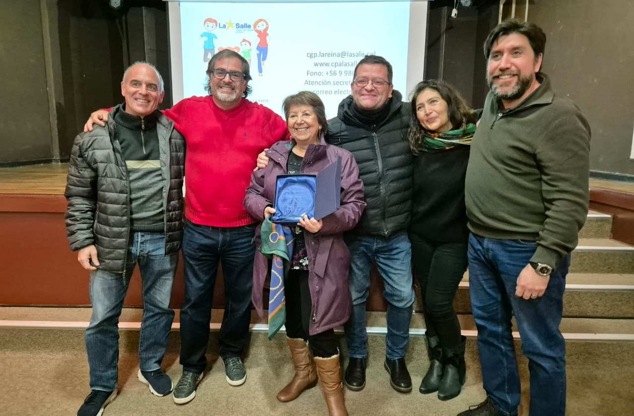 RECONOCIMIENTO A LA SRA. LUCÍA VERGARA POR 20 AÑOS DE SERVICIO